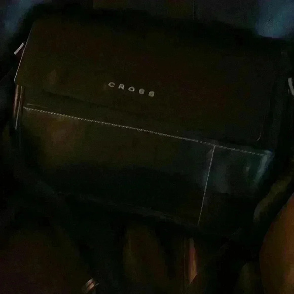 new CROSS leather and vinyl lap top brief case  will take a 15 inch max book pro - Picture 3 of 3